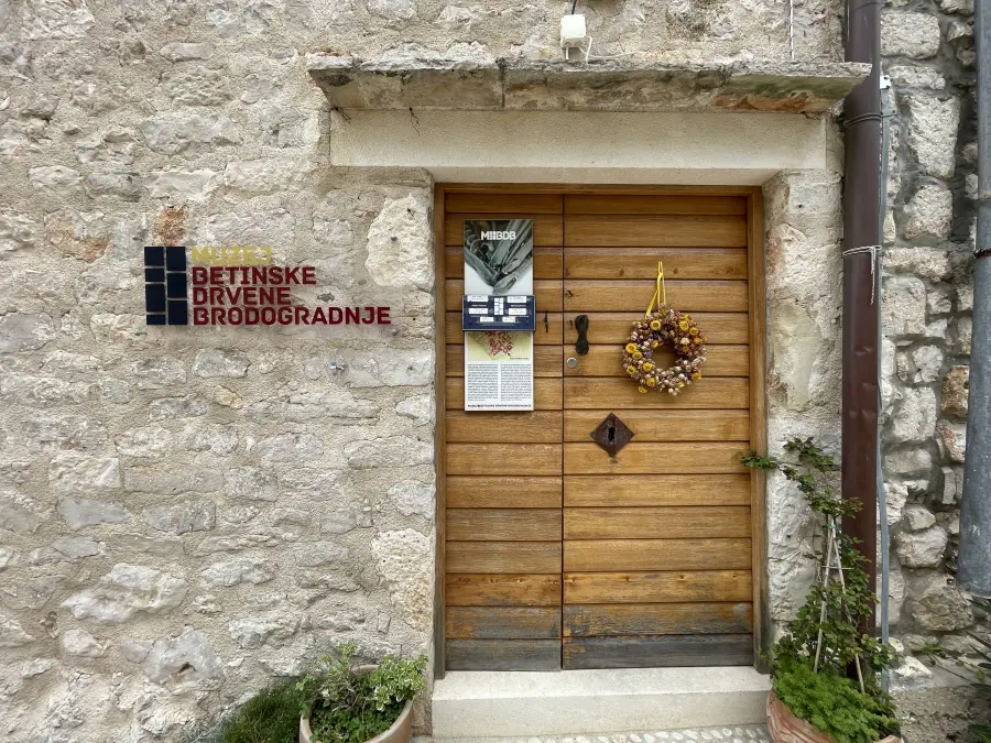 Eingangstür zum Betina-Museum.